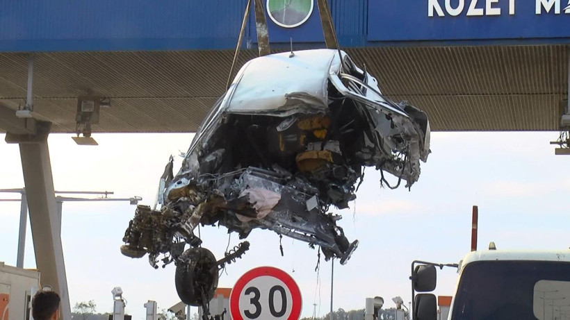 Kuzey Marmara Otoyolu'nda korkunç kaza! Otomobil gişe bariyerine çarptı - Resim: 2