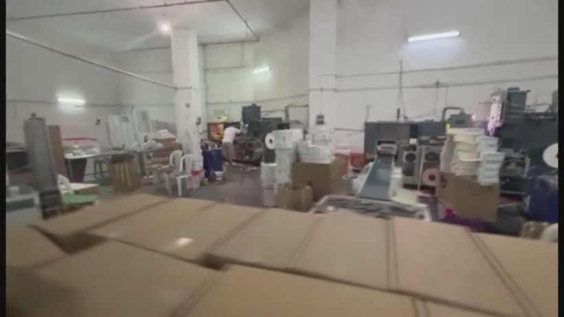 Kaçak sigara imalathanesine operasyon: 13 kişi yakalandı - Resim: 3