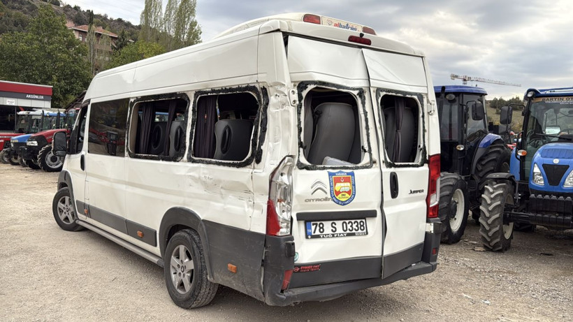 Futbol maçından dönen sporcuları taşıyan minibüs TIR'la çarpıştı; 9 çocuk yaralandı - Resim: 4