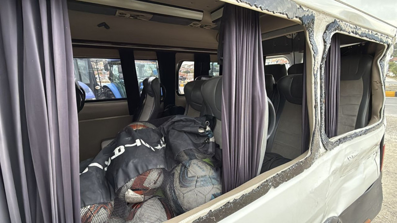 Futbol maçından dönen sporcuları taşıyan minibüs TIR'la çarpıştı; 9 çocuk yaralandı - Resim: 1