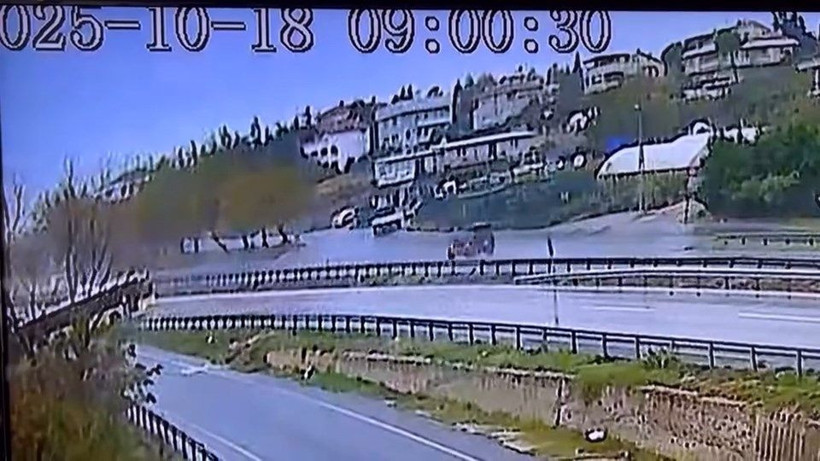 İETT otobüsünün kayarak yoldan çıktığı anlar kamerada - Resim: 2