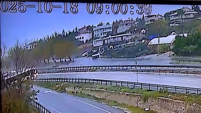 İETT otobüsünün kayarak yoldan çıktığı anlar kamerada - Resim: 3