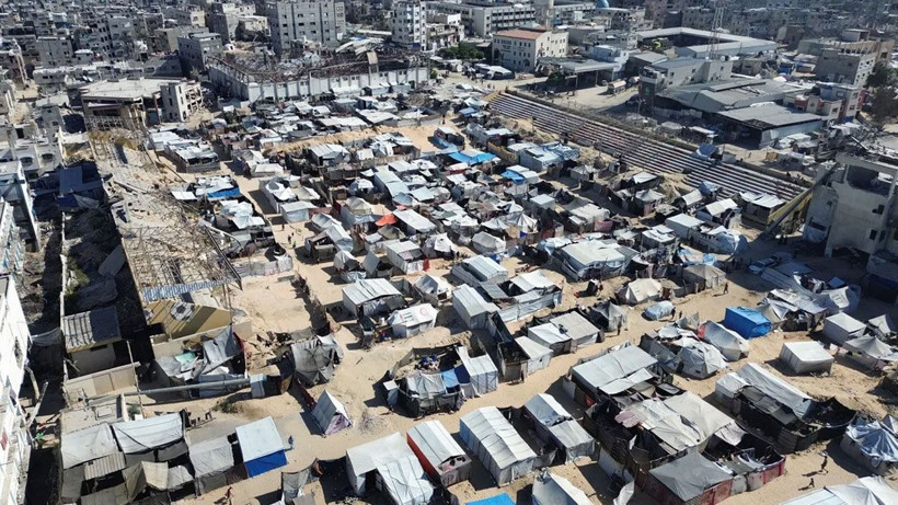 Han Yunus'taki stadyum Filistinlilerin geçici evi oldu - Resim: 1