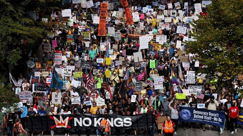 Trump'a karşı "Krallara hayır" gösterisi! Milyonlarca kişi katılıyor - Resim: 1