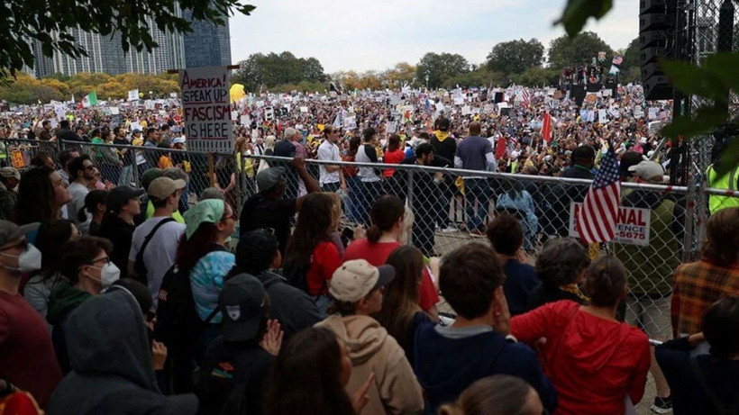 Trump'a karşı "Krallara hayır" gösterisi! Milyonlarca kişi katılıyor - Resim: 3