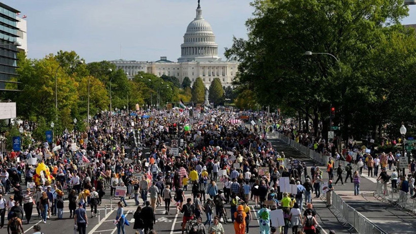 Trump'a karşı "Krallara hayır" gösterisi! Milyonlarca kişi katılıyor - Resim: 4