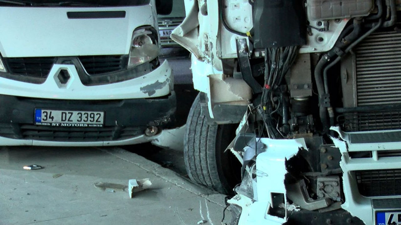 Sultangazi’de kontrolden çıkan TIR park halindeki 5 araca çarptı - Resim: 4