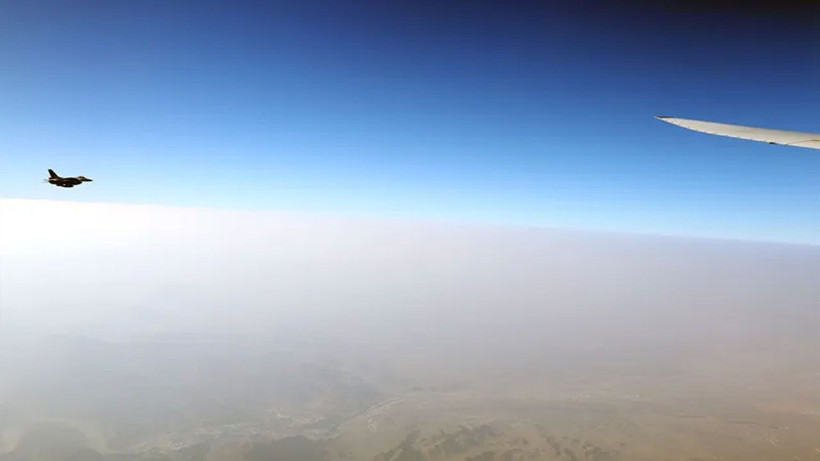 Cumhurbaşkanı Erdoğan'ın Umman'a inişinde F-16 savaş uçakları eşlik etti - Resim: 1