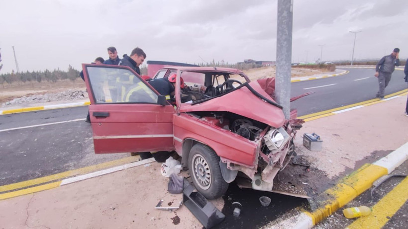 Aydınlatma direğine çarpan otomobilin sürücüsü öldü, eşi yaralandı - Resim: 3