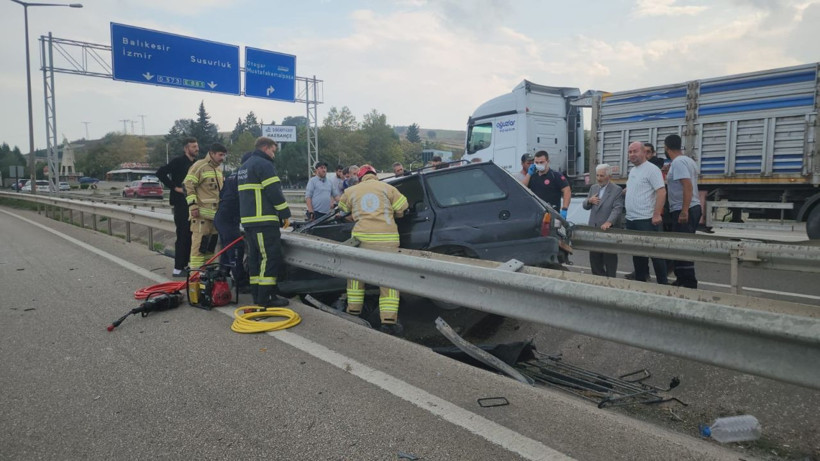 Bursa'da kontrolden çıkan otomobil rejüfe çarptı: 4 yaralı - Resim: 2