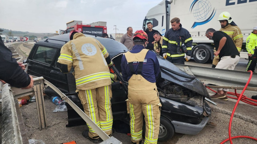 Bursa'da kontrolden çıkan otomobil rejüfe çarptı: 4 yaralı - Resim: 3