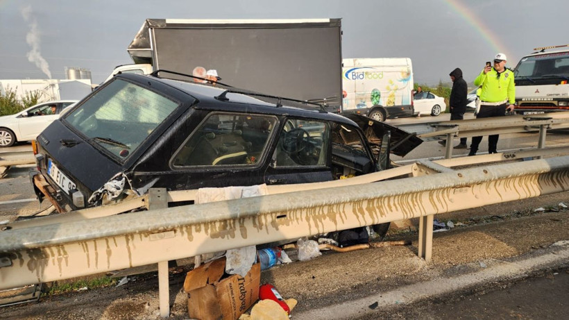 Bursa'da kontrolden çıkan otomobil rejüfe çarptı: 4 yaralı - Resim: 1