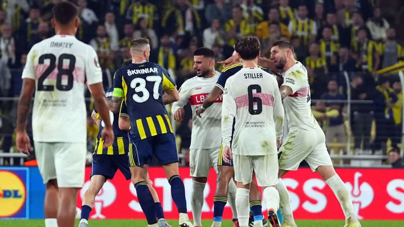 Kadıköy'de maç sonu olay çıktı! Maç bitti saha karıştı - Resim: 1