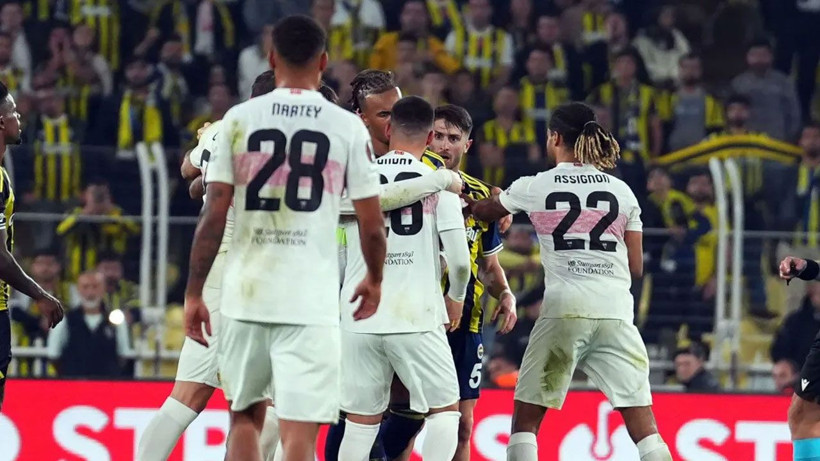 Kadıköy'de maç sonu olay çıktı! Maç bitti saha karıştı - Resim: 2