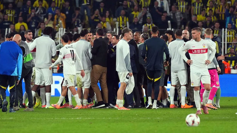 Kadıköy'de maç sonu olay çıktı! Maç bitti saha karıştı - Resim: 3