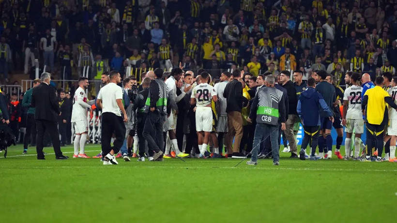 Kadıköy'de maç sonu olay çıktı! Maç bitti saha karıştı - Resim: 4