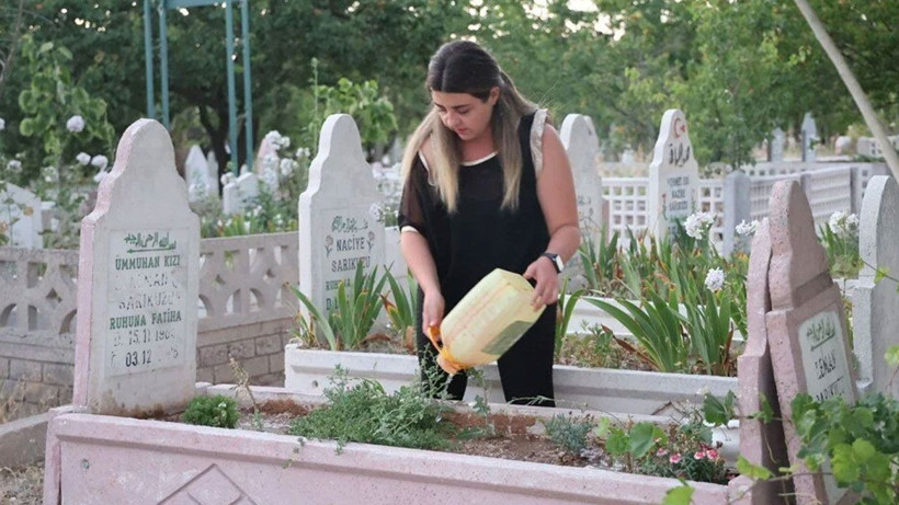 Bir günlükken cami avlusuna bırakıp 'öldü' demişler: Ailesini ararken kendi mezarını buldu - Resim: 1
