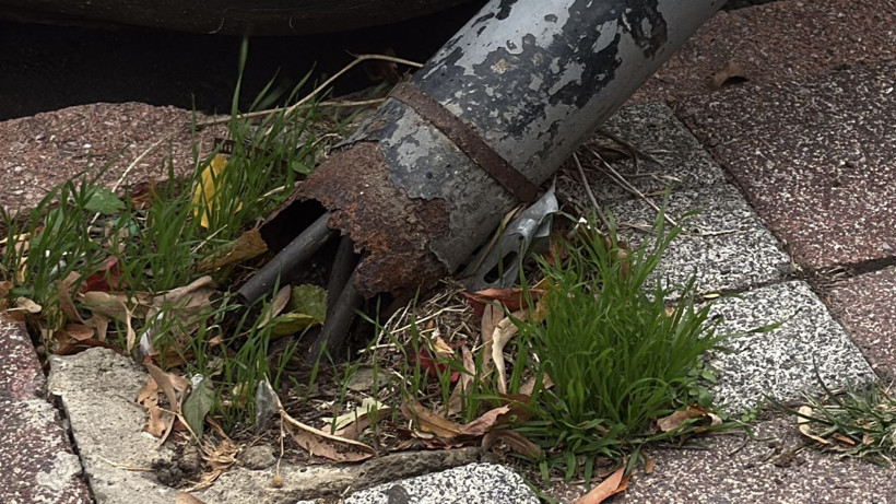 İstanbul’da şiddetli rüzgar etkili oldu: Ağaç ve elektrik direği araçların üstüne devrildi - Resim: 2