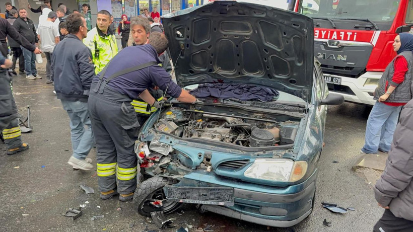 Motosiklet ile otomobilin çarpıştığı kaza kamerada - Resim: 2