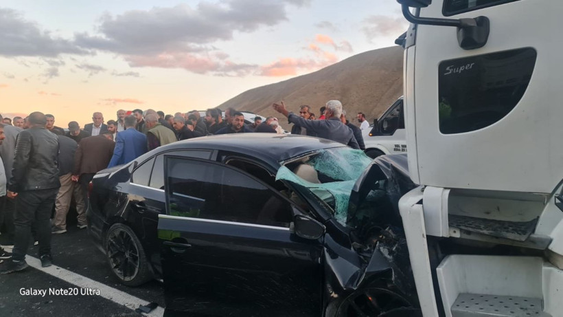 Van'da yakıt tankeri ile otomobil çarpıştı! İki kişi hayatını kaybetti - Resim: 2