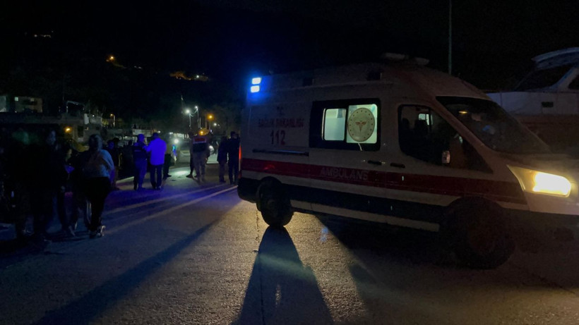 Kayalıklarda yürürken denize düşüp, ağır yaralandı - Resim: 1