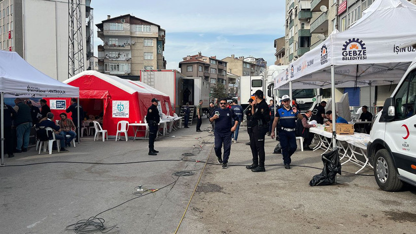 Gebze’de yıkılan binanın enkazını kaldırma çalışmaları sürüyor - Resim: 1