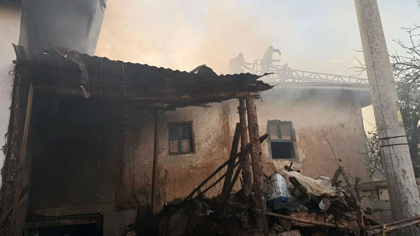 Kütahya'da yangın: İki ev ve bir ahır küle döndü - Resim: 1