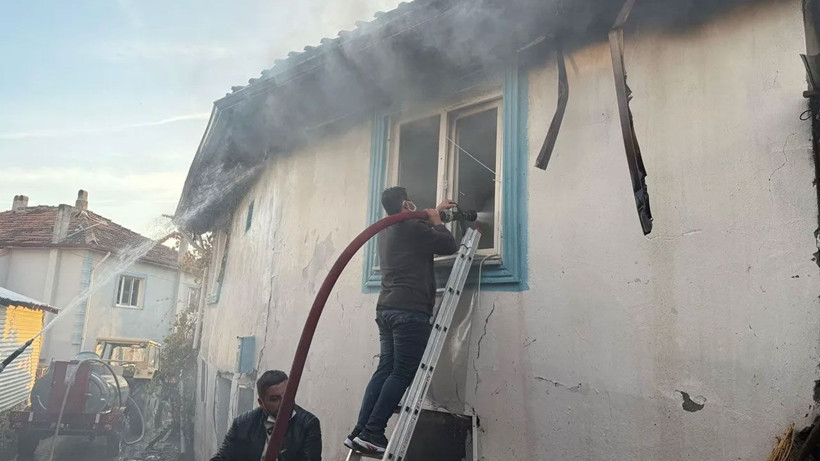 Kütahya'da yangın: İki ev ve bir ahır küle döndü - Resim: 3