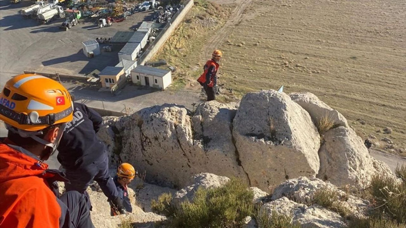 Van Tuşba’da kayalıklarda mahsur kalan vatandaş 3.5 saatlik çalışmayla kurtarıldı - Resim: 2