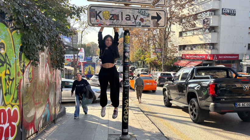 Gençlerin asılarak fotoğraf çektirdiği tabelaya koruma - Resim: 1