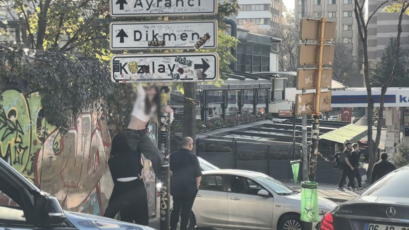 Gençlerin asılarak fotoğraf çektirdiği tabelaya koruma - Resim: 3