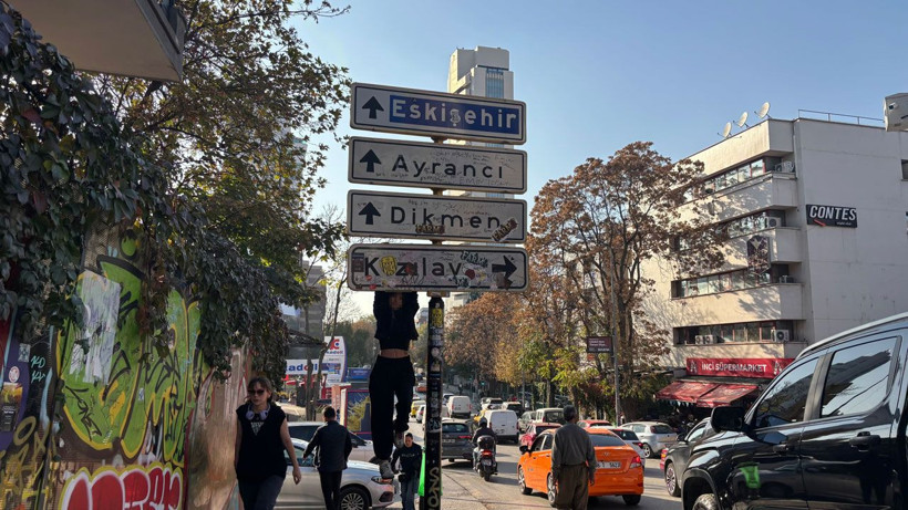 Gençlerin asılarak fotoğraf çektirdiği tabelaya koruma - Resim: 4