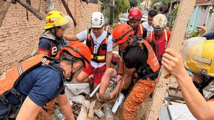 Filipinleri vuran Kalmaegi tayfunu 26 can aldı! Bir gecede sulara gömüldüler - Resim: 4