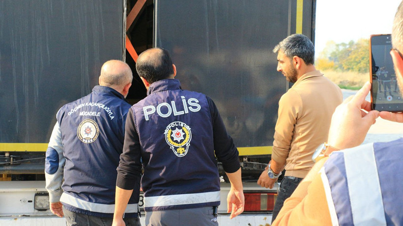 Durdurulan TIR'dan 11 kaçak göçmen çıktı - Resim: 2