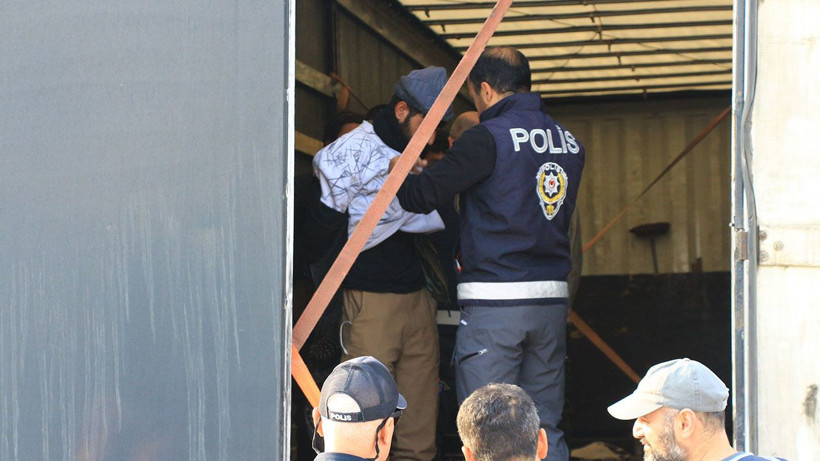 Durdurulan TIR'dan 11 kaçak göçmen çıktı - Resim: 3