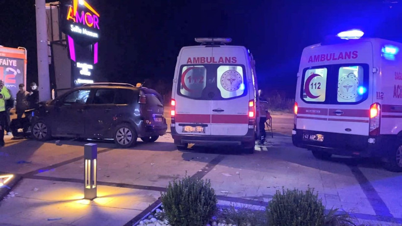 Hafif ticari araç aydınlatma direğine çarptı: 5 yaralı - Resim: 4