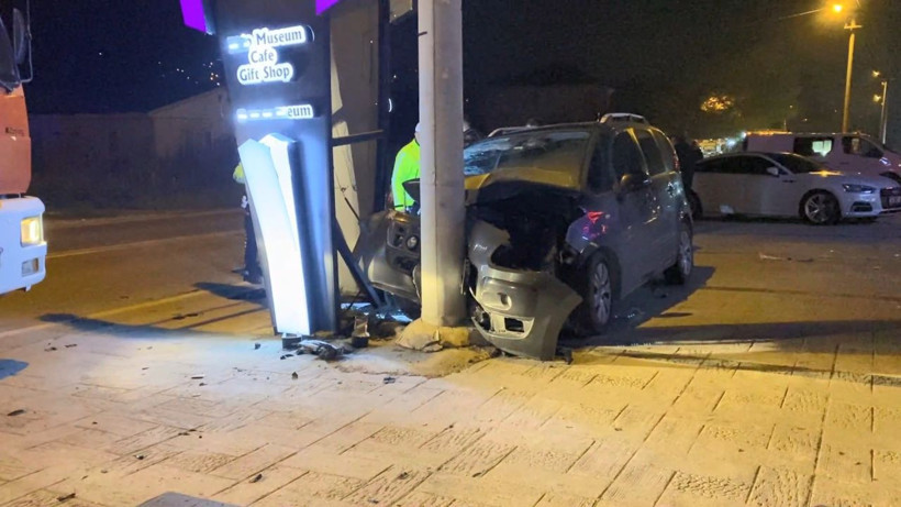 Hafif ticari araç aydınlatma direğine çarptı: 5 yaralı - Resim: 2