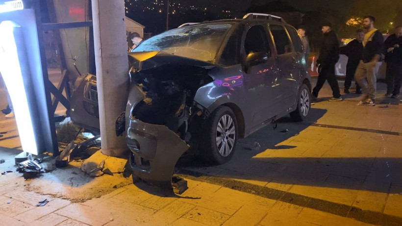 Hafif ticari araç aydınlatma direğine çarptı: 5 yaralı - Resim: 1