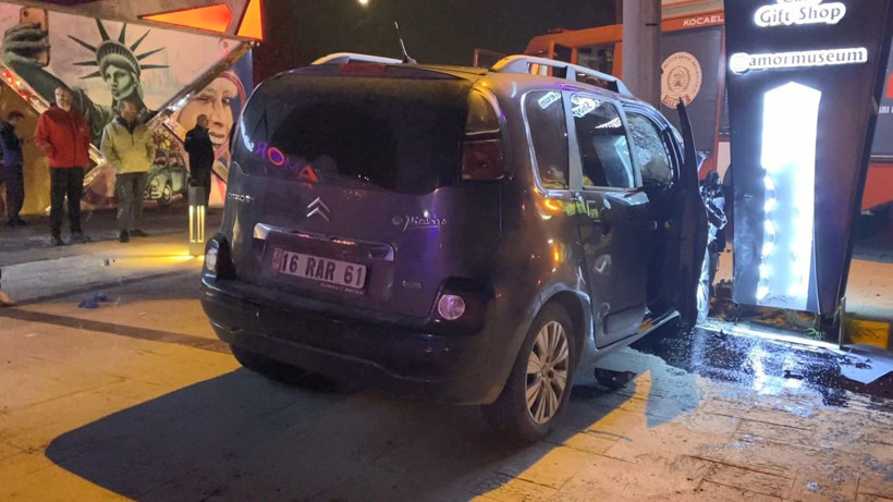 Hafif ticari araç aydınlatma direğine çarptı: 5 yaralı - Resim: 3