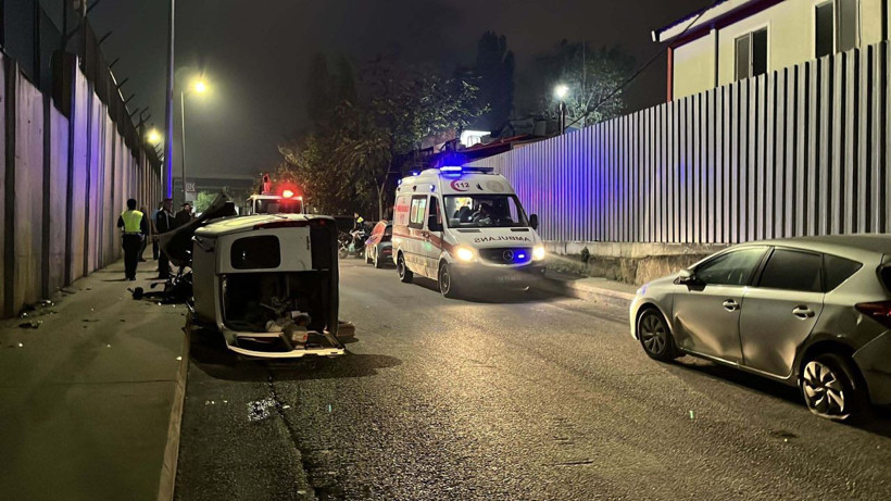 Sarıyer’de hafif ticari araç motosikletin üzerine devrildi: 2 yaralı - Resim: 4