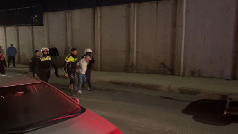 Sarıyer’de hafif ticari araç motosikletin üzerine devrildi: 2 yaralı - Resim: 3