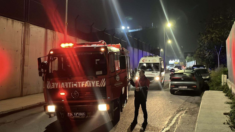 Sarıyer’de hafif ticari araç motosikletin üzerine devrildi: 2 yaralı - Resim: 1