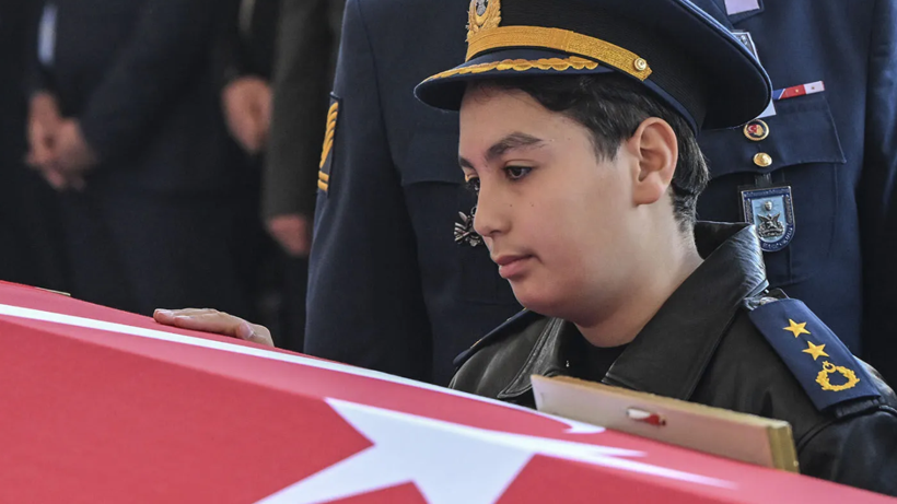 Şehit oğlundan babaya son bakış, son veda! - Resim: 1