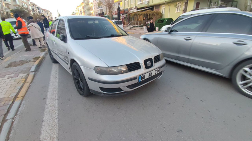 Otomobilin çarptığı elektrikli bisiklet sürücüsü yaralandı; kaza anı kamerada - Resim: 4