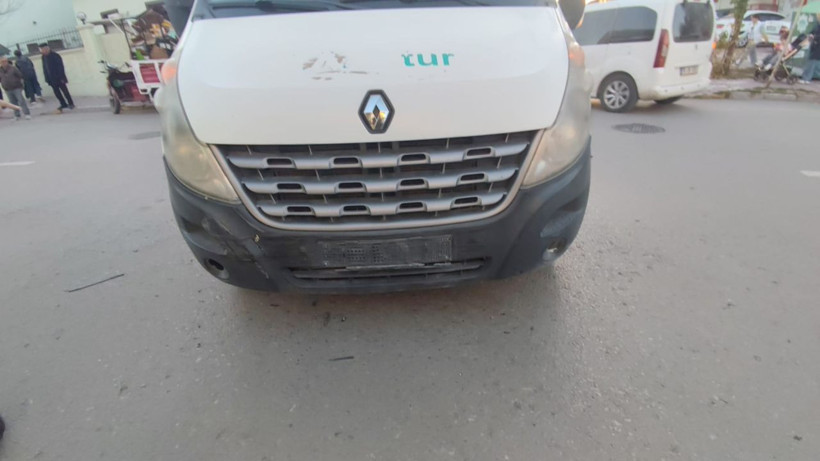 Otomobilin çarptığı elektrikli bisiklet sürücüsü yaralandı; kaza anı kamerada - Resim: 2