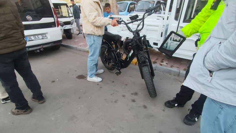 Otomobilin çarptığı elektrikli bisiklet sürücüsü yaralandı; kaza anı kamerada - Resim: 1