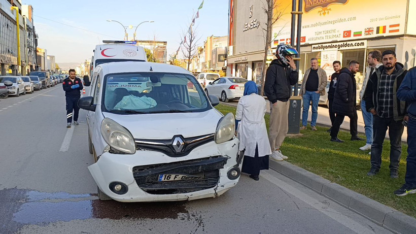 Cipe çarpan hafif ticari aracın sürücüsü yaralandı - Resim: 2