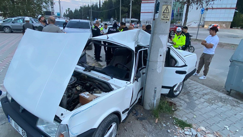 Adana’da otomobil elektrik direğine çarptı; 3 yaralı - Resim: 1