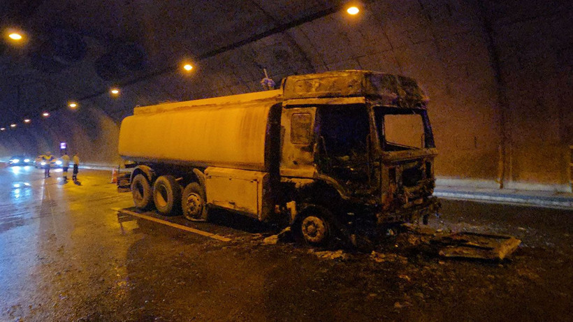 Tünelde alev alan su tankeri itfaiye ekiplerince söndürüldü - Resim: 1