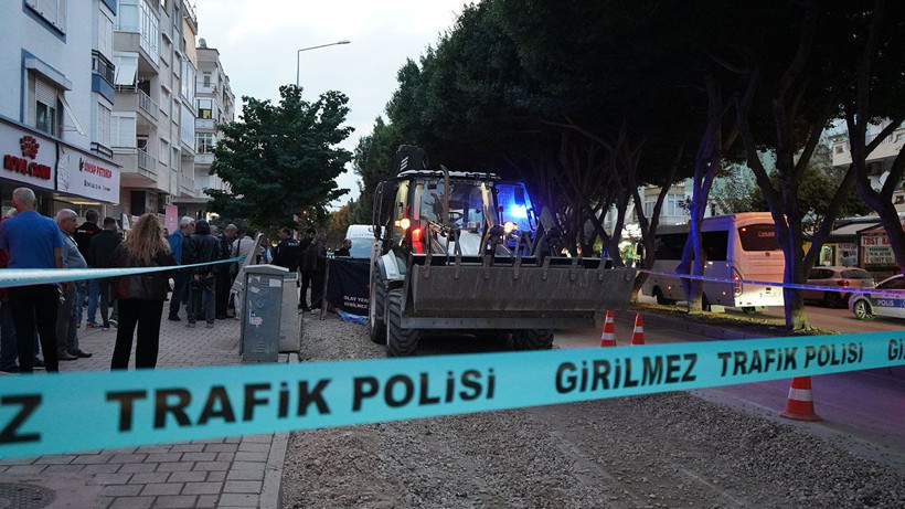 Geri manevra yapan kepçenin altında kalıp yaşamını yitirdi - Resim: 1